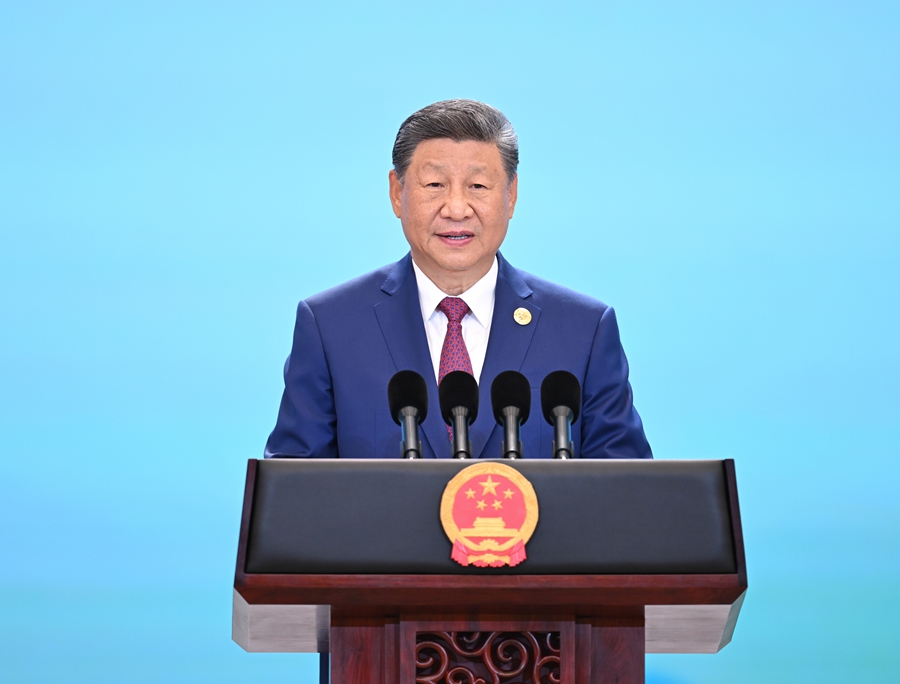 8月31日晚,国家主席习近平和夫人彭丽媛在天津梅江会展中心举行宴会,欢迎来华出席2025年上海合作组织峰会的国际贵宾。这是习近平发表致辞。