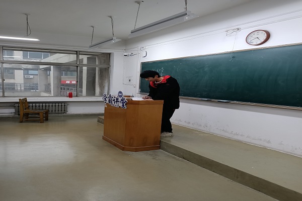 冷悦同学为同学们讲解知识点