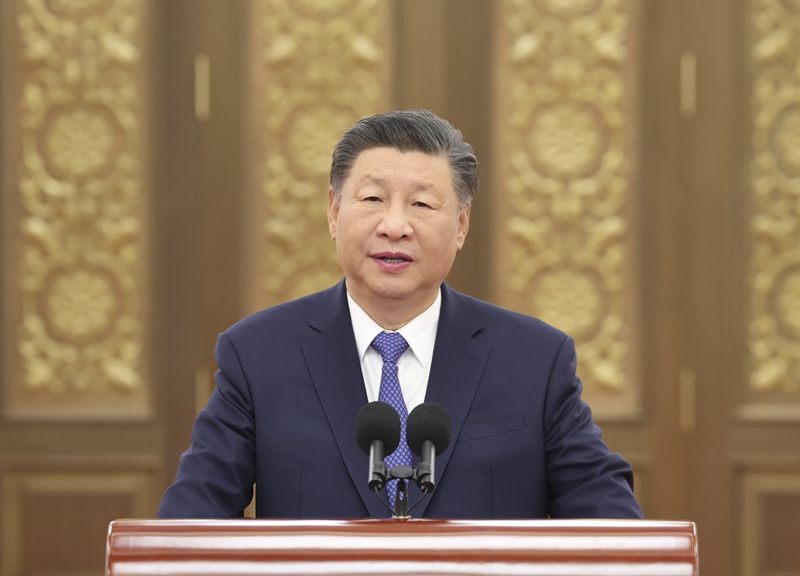 9月23日,党和国家领导人习近平、李强、赵乐际、王沪宁、蔡奇、丁薛祥、李希等在人民大会堂接见探月工程嫦娥六号任务参研参试人员代表并参观月球样品和探月工程成果展览。这是习近平发表重要讲话。