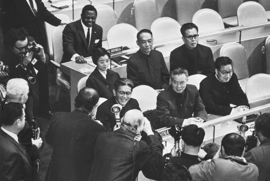 1971年11月15日,恢复联合国合法席位后的中国代表团首次出席第26届联大全体会议,受到各国记者的“包围”。新华社图片