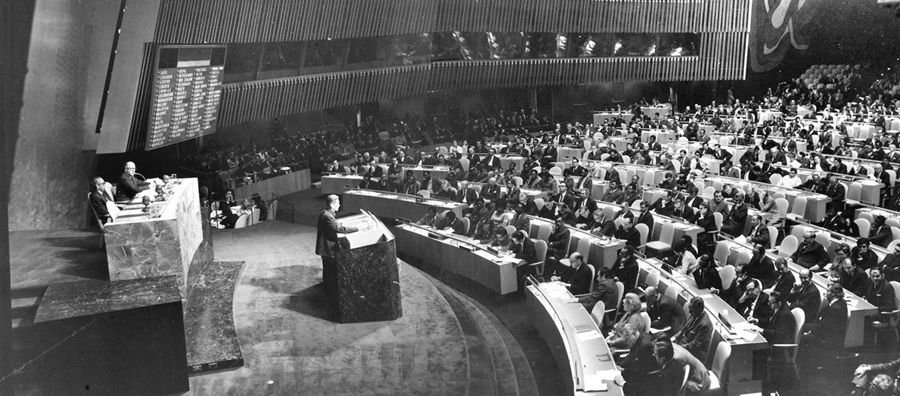 中华人民共和国代表团1971年11月15日出席了联合国大会第二十六届会议的全体会议,受到热烈欢迎。新华社图片