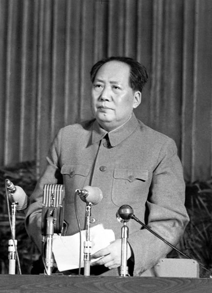 1957年2月27日，毛泽东在最高国务会议第十一次扩大会议上发表《关于正确处理人民内部矛盾的问题》的重要讲话。新华社图片