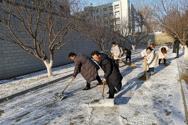 清扫机械馆附近的积雪