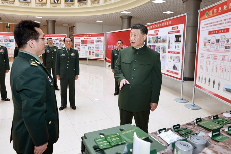 4月23日,中共中央总书记、国家主席、中央军委主席习近平到陆军军医大学视察。这是习近平察看战伤急救器材和学员操作演示。