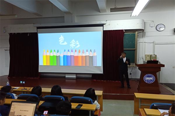 同学们在认真听讲