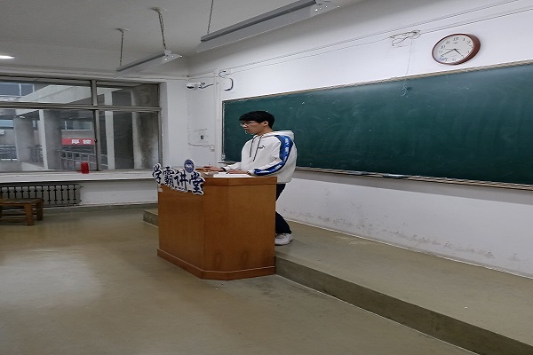 周寅超同学为同学们讲解重点
