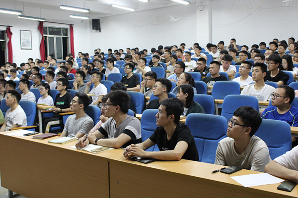 同学们认真学习