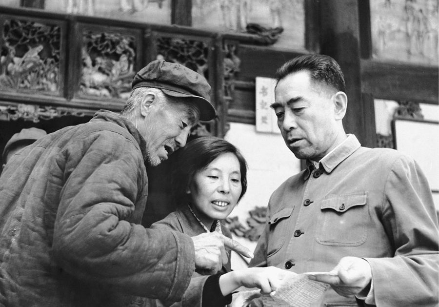 1961年5月4日,周恩来在河北省邯郸市武安县伯延人民公社进行农业调查。图为周恩来在伯延人民公社和社员肖书义谈话。新华社图片