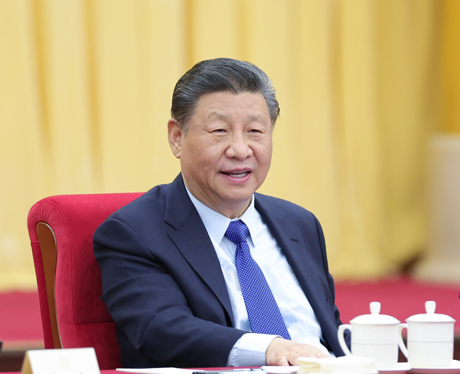 3月6日,中共中央总书记、国家主席、中央军委主席习近平看望参加全国政协十四届二次会议的民革、科技界、环境资源界委员,并参加联组会,听取意见和建议。