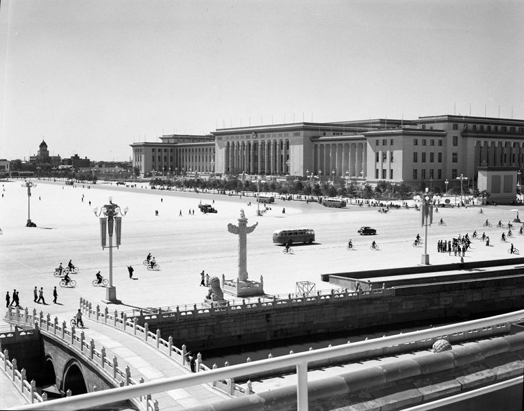1959年9月24日,新中国最宏伟的建筑之一北京人民大会堂建成。新华社图片