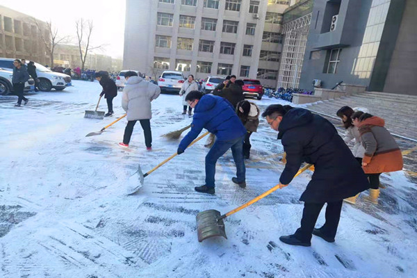 清扫世纪楼前的积雪