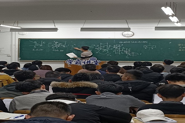 黄令帅同学为同学们讲解知识点