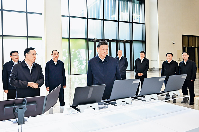   2025年11月7日至8日，中共中央总书记、国家主席、中央军委主席习近平在广东考察。这是8日上午，习近平在广州察看广东科技创新和产业创新融合发展成果展示。