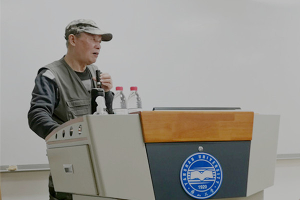 杜老师认真讲解摄影知识