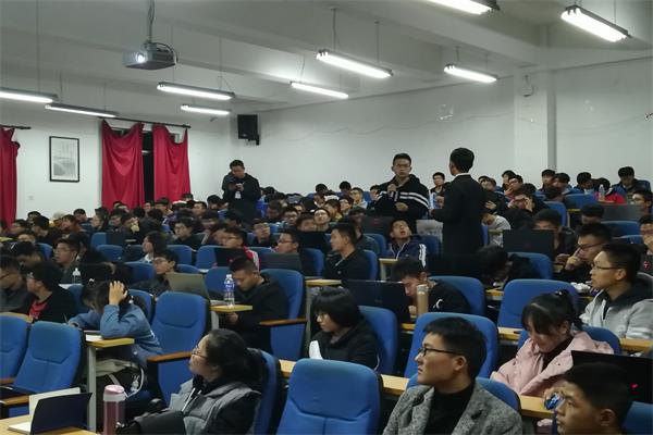 主讲人与现场同学进行互动