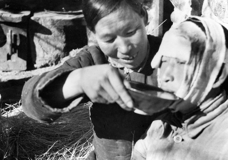 “子弟兵的母亲”戎冠秀。反“扫荡”中,戎冠秀带领妇女给前线战士送水送饭。 新华社图片