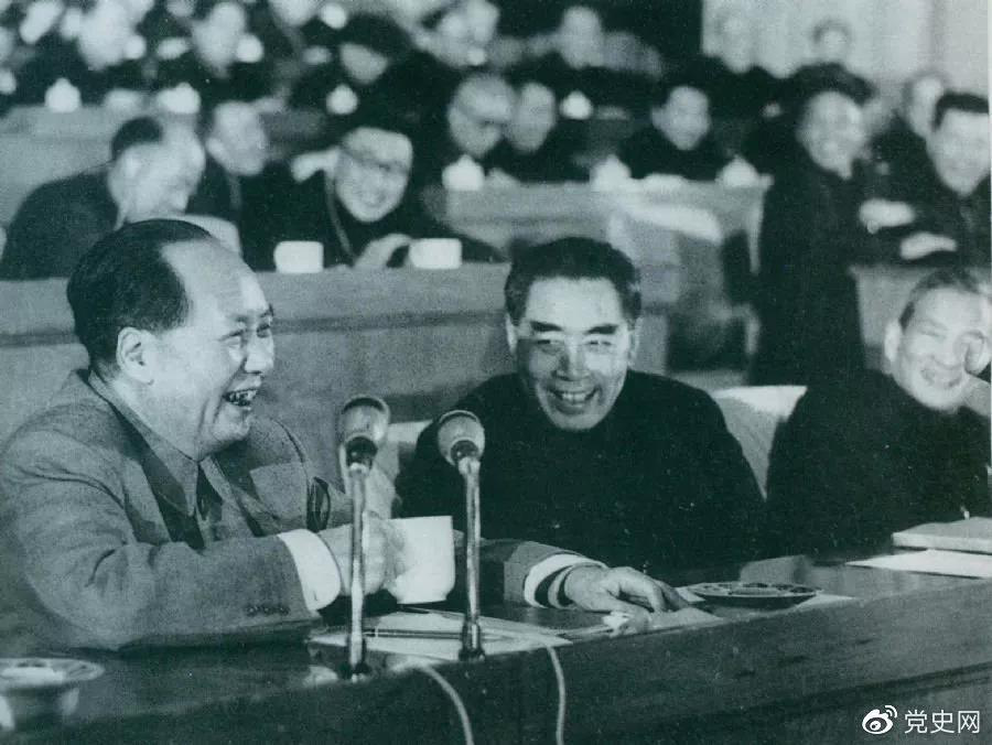 1962年初,毛泽东和周恩来、陈云在中共中央召开的扩大的中央工作会议(即七千人大会)上。
