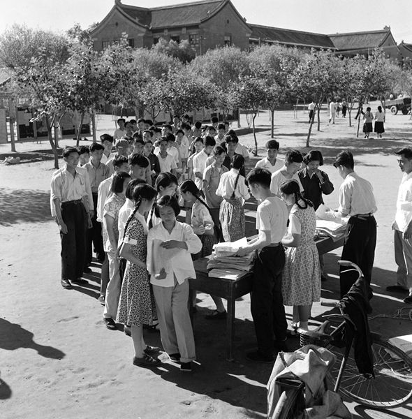 1957年6月19日,北京大学学生在校园内购买刊有毛泽东《关于正确处理人民内部矛盾的问题》一文的《人民日报》。新华社图片