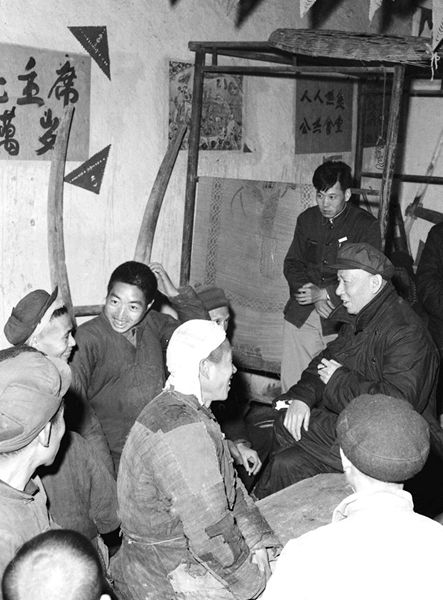 1961年4月8日，刘少奇到湖南省湘潭县许家垅（河东人民公社河塘大队长塘生产队）进行调查研究时和社员许庆云谈话。新华社图片