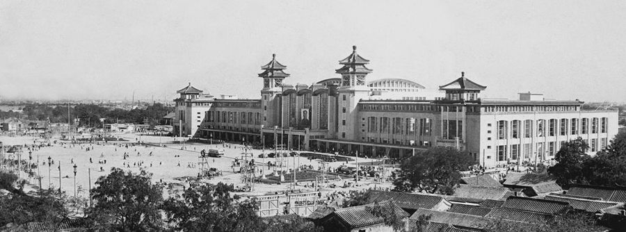 1959年9月14日,新中国当时最大的客运车站北京火车站建成。新华社图片