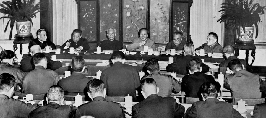 1961年1月,毛泽东在北京举行的中共八届九中全会上讲话,要求全党大兴调查研究之风,1961年要搞个实事求是年。新华社图片